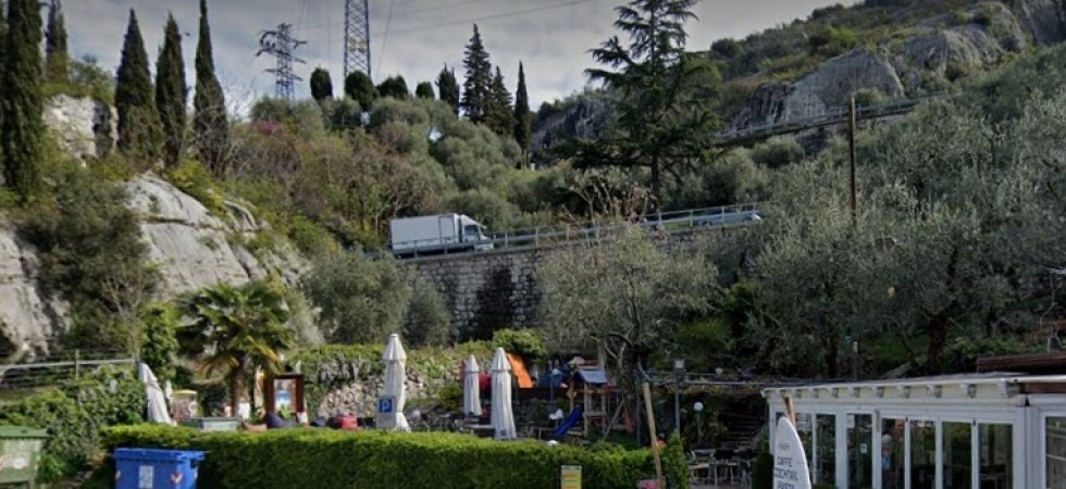 Trovata morta tra gli ombrelloni, lui passa la notte a dormirle a fianco